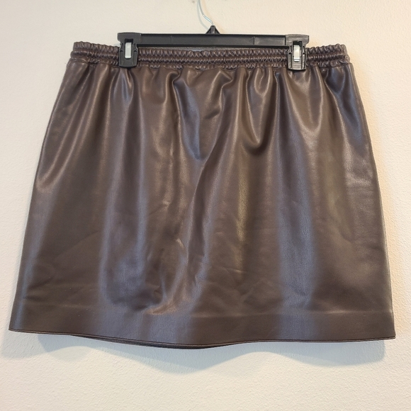Theory Faux Leather Pull on Redwood Brown Mini Skirt - Picture 4 of 5
